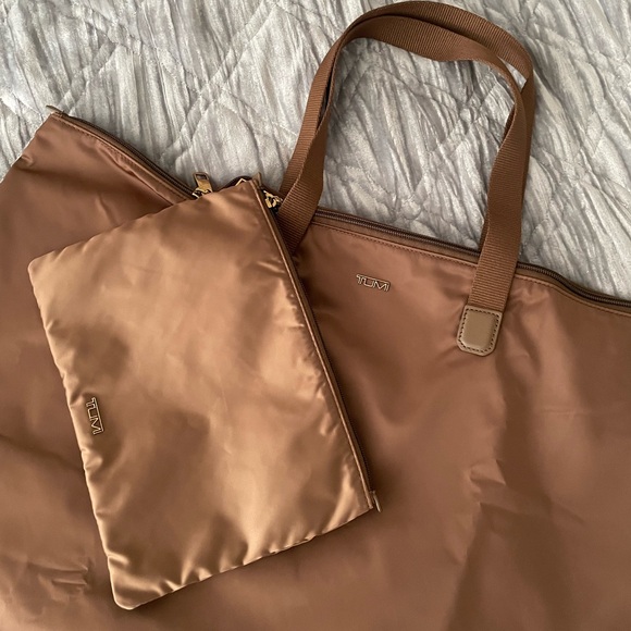 โ๏ธ NWOT Tumi Just In Case Weekender + Pouch - Picture 4 of 15